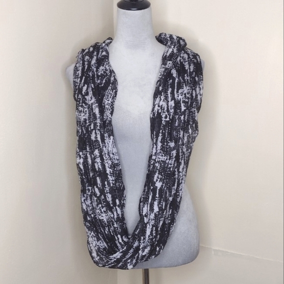 Wilsons Leather Infinity Scarf NWT Black White Abstract Lightweight 27x70 - Picture 1 of 6
